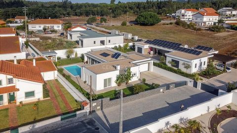 Moradia de construção moderna em piso térreo, construção premium, com revestimento capoto em todo o exterior. Tipologia T3 no Nadadouro, concelho de Caldas da Rainha, a 3 minutos de distância da praia da Foz do Arelho. Construção finalizada em 2023 a...