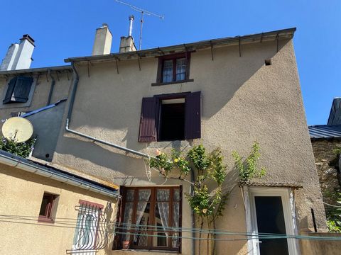 Venez découvrir cette jolie maison de village d'une superficie de 153 m2 située sur la commune d'Arfons. Elle se compose au Rez de chaussée, d'une grande entrée, un salon, une salle à manger agrémentée d'un poêle à bois, 1 WC, une petite cuisine ains...