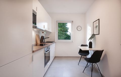 The 3-room apartment offered here is located in a very well-kept apartment building in Düsseldorf-Rath. The stylishly furnished apartment has a modern living and dining room, a shower room, a well-equipped kitchen and a hallway. Particularly notewort...