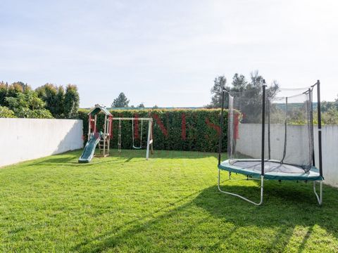 VILLA DE 4 CHAMBRES COMME NEUVE À ALCABIDECHE Situé dans un quartier très calme et proche de l'axe d'Estoril et à 10 min de la plage. Avec un espace extérieur pour que vos enfants puissent jouer Il permet en termes de placement de la zone d'une pisci...