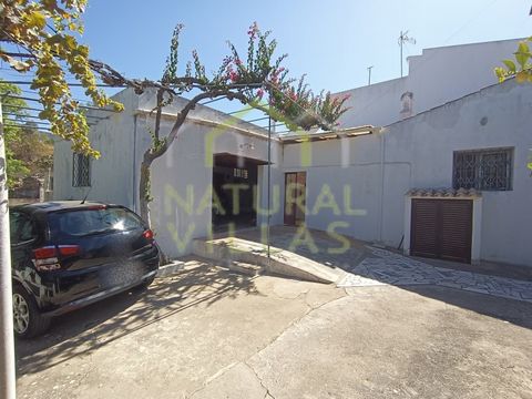 Charmantes traditionelles Algarve-Haus im prestigeträchtigen und hochbegehrten Gebiet von Santa Bárbara de Nexe. Diese Immobilie bietet eine einzigartige Gelegenheit, das Haus Ihrer Träume in einer ruhigen Lage zu schaffen, die dennoch in der Nähe al...