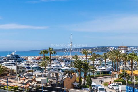 Diese unübersehbare, nach Süden ausgerichtete Wohnung wird in einem exklusiven Komplex in der begehrten Gegend von Puerto Portals zum Verkauf angeboten und bietet einen atemberaubenden Blick auf das Meer und den Yachthafen. Diese beeindruckende Immob...