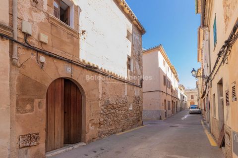 Corner town house with great potential near the market square in central Pollensa Large historic town house in need of renovation in the heart of Pollensa's historic quarter. Consisting of two ancient town houses in which the dividing walls have been...