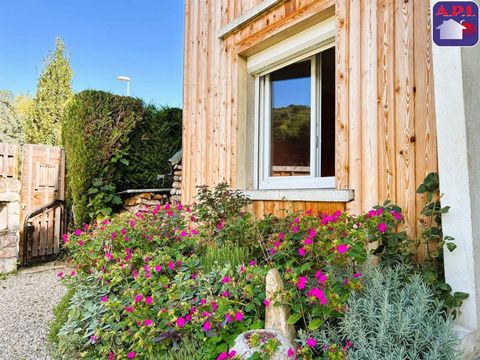 MAISON FAMILIALE Idéalement située, dans le quartier du tribunal de Foix, maison spacieuse, comprenant 6 chambres, 3 salles de bains, un séjour et une cuisine ouverte, sur une parcelle de 623m², avec piscine hors sol. Proximité du collège, lycée et é...