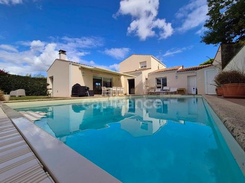 ROYAN, villa de 7 pièces en grande partie de plain pied. Construction 2005, elle comprend au RDC: un espace de vie de 70m² (entrée avec placards/salle à manger/salon/cuisine US). Les pièces de vie donnent sur une grande terrasse plein sud avec piscin...