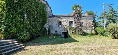 Selection Habitat offers you this magnificent Estate, located in an idyllic isolated setting, not far from Cahors. This property consists of a very large three-level residence to be restored on 384m² and numerous outbuildings. This Estate is located ...