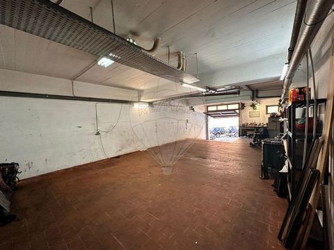 Geräumige Garage mit Werkstattpotenzial   Entdecken Sie diese 72 m² große Garage, perfekt für alle, die einen vielseitigen Platz zum Verstauen oder Arbeiten an Fahrzeugen suchen. Mit einer Kapazität für 4 bis 5 Autos bietet diese Garage den Komfort e...