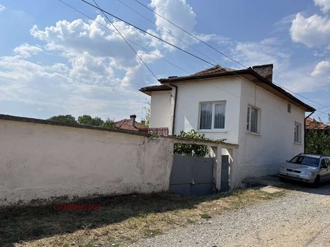 Sofia In/ ... / bietet Ihnen an: Ein Einfamilienhaus mit herrlicher Aussicht, an einem ruhigen und gemütlichen Ort, in der Nähe von Asphalt im malerischen Dorf Slatino. Diese Immobilie befindet sich auf einem Grundstück von 450 m² im Dorf, das für se...