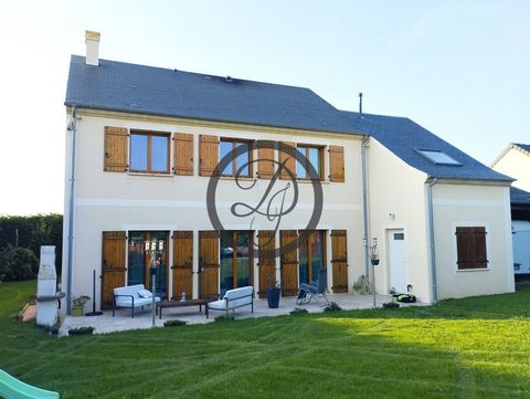 Magnifique construction pour cette villa offrant un cadre de vie au calme , sans vis à vis sur un beau terrain plat et clos de 712m2 ou tout à été pensé pour vous faciliter la vie. Cette grande maison lumineuse vous offre une très belle cuisine toute...