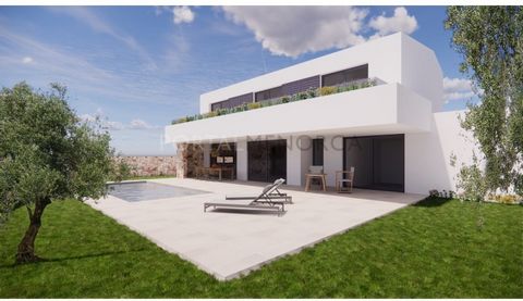 Promotion d'une villa de nouvelle construction à Son Blanc. Située dans un environnement privilégié, à deux pas de Ciutadella et à proximité de la plage de Sa Caleta. Un projet réussi qui propose une villa moderne, confortable et fonctionnelle, avec ...