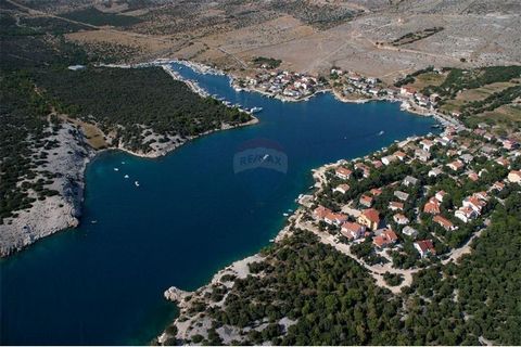 Location: Zadarska županija, Pag, Šimuni. NEU IM ANGEBOT Grundstück zum Verkauf in Šimuni auf der Insel Pag, in der Nähe der ACI Marina. Das Grundstück von 2872m2 befindet sich neben der Zufahrtsstraße. Entfernung vom Meer 130 Meter. Das Land befinde...