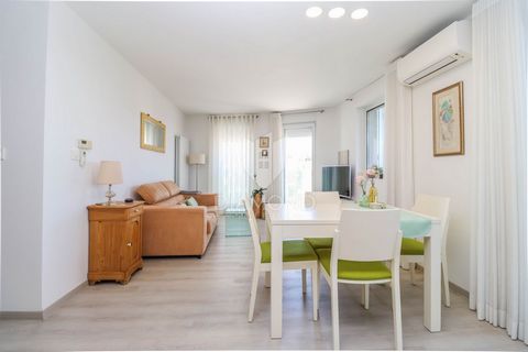 Location: Istarska županija, Pula, Veruda. Istria, Veruda The apartment is located in one of the best and most sought-after locations in Pula, which makes it extremely attractive for those who want to be in the heart of the action, but at the same ti...