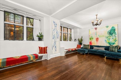 Enjoy iconic Upper West Side living seconds from Central Park and Lincoln Center at the famed Hotel des Artistes, a landmarked co-op situated on the acclaimed tree-lined street known as Artists Row. Graced with pre-war details and abundant natural li...