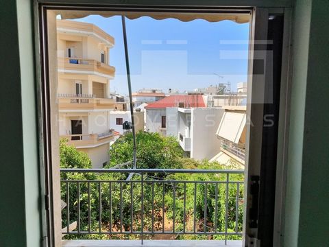 Dit charmante appartement te koop in Chania, Kreta, is gelegen in het hart van de stad. Het appartement biedt een totale woonoppervlakte van 60m2 en beschikt over 2 slaapkamers, 1 badkamer en een open keuken met een woonkamer. Het ligt op de eerste v...