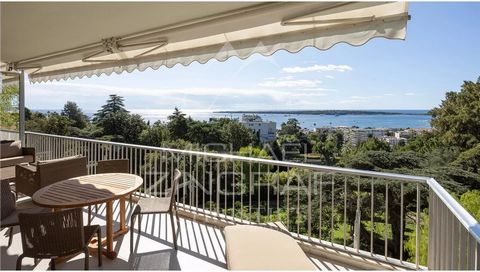 In the popular California district, in the heart of a prestigious residence, with caretaker, swimming pool and listed park, we offer this superb apartment. Located on the 3rd floor, enjoying a breathtaking view of the sea and the Lérins Islands, this...