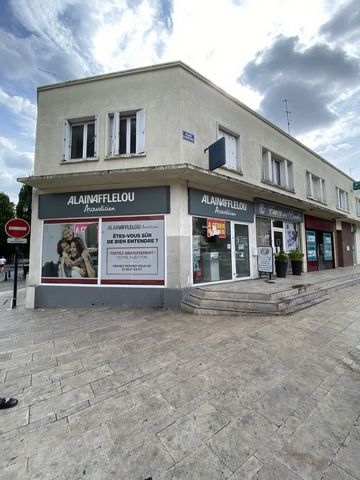 Rare et exceptionnel, murs de boutique en plein cœur du centre-ville, sur la place Lénine au cœur d’une rue commerçante animait ce local commercial de 95 m2 sur deux étages en très bon état, comprenant au rez de chaussée un grand accueil un grand bur...