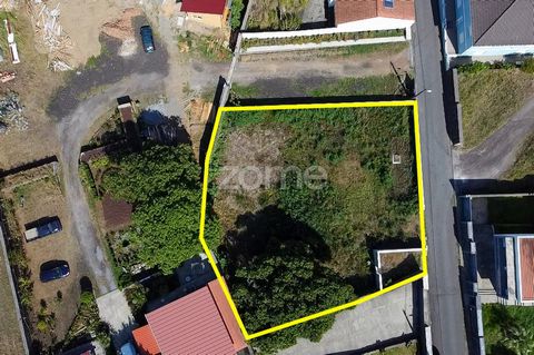 Identificação do imóvel: ZMPT570432 This building plot, with a total area of 869 m², is located in the parish of Capelas, in the municipality of Ponta Delgada. It offers an excellent building footprint of 347 m², ideal for residential or tourist proj...