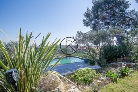 Exclusive - Villeneuve les Avignon. Provencal house of 175m2 from the 18/19th century having belonged to a large Avignon family, completely renovated. The house on two levels offers: entrance hall, kitchen open to double living room opening onto the ...