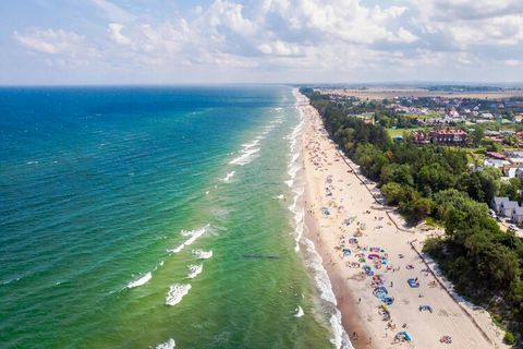 In un ambiente tranquillo, in una strada secondaria, si trova un centro ricreativo per famiglie che, oltre alla sistemazione in comode villette a schiera, offre anche un'ampia area ricreativa recintata. La spiaggia del mare è a soli 250 metri di dist...