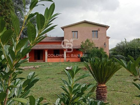 Sutri Prächtige Einfamilienvilla in der Landschaft Latiums, etwa 50 Kilometer von Rom und 30 Kilometer von Viterbo entfernt. Das Anwesen erstreckt sich über zwei Ebenen mit Blick auf den archäologischen Park und ist von einem großen Garten mit einem ...