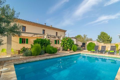 Benvenuti in questa bellissima casa di campagna per 10 persone ad Algaida. Ha una piscina privata e totale privacy. All'esterno è possibile fare un tuffo rinfrescante nella piscina privata al cloro di 4,5 x 7,5 metri e una profondità variabile tra 0,...