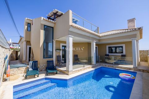 Magnifica casa con 4 camere da letto con piscina e splendida vista sul mare, situata in una tranquilla urbanizzazione adatta alle famiglie a Praia da Luz. Questa proprietà è distribuita su 3 piani: piano terra, seminterrato e 1° piano. Al piano terra...