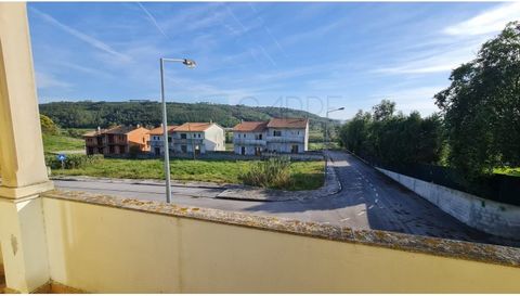 Moradia T4 inacabada em Valado dos Frades, Nazaré. Loteamento recente com todas as infraestruturas terminadas este ano. Moradia com 3 pisos. Constituída por cave para garagem (7,55x12 metros); Piso 0 com hall de entrada, quarto/escritório, casa de ba...