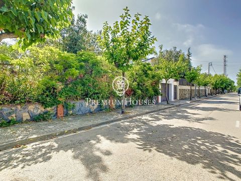 Terreno urbano, completamente plano, en zona residencial y muy tranquila de El Masnou, muy próximo a la nueva área de desarrollo urbano de Alella, regida por el Plan Especial de la Miralda. La parcela tiene 527 m2 y es prácticamente rectangular, con ...
