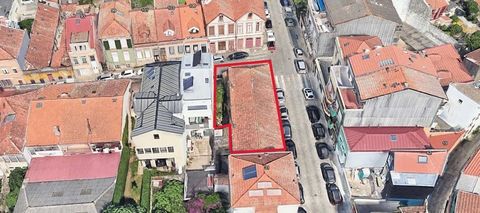 Presentamos un conjunto de 7 casas para rehabilitar, ubicadas en la Rua de Santa Helena, en el corazón de Oporto. Esta propiedad representa una excelente oportunidad de inversión, con potencial para desarrollo residencial en una zona urbana consolida...