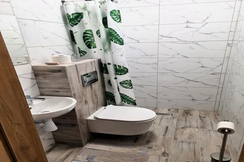 Komfortowy apartament wakacyjny w Mrzeżynie cieszy się wyjątkową lokalizacją tuż przy piaszczystych plażach, otoczony bujnymi lasami, co czyni go idealnym miejscem na relaks, wypoczynek i regenerację. Zlokalizowany w sercu kurortu, stanowi doskonały ...