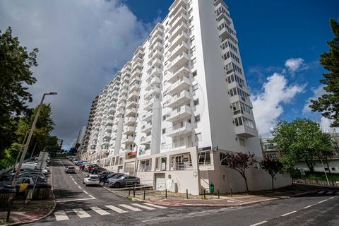  T3 Quinta Grande, em Alfragide.  Apartamento T3 para venda na Quinta Grande, em Alfragide.  Totalmente remodelado.  Este apartamento tem uma área de 135 m2 de área bruta privativa e 31m2 de área bruta dependente sendo composto por:  3 quartos, um de...