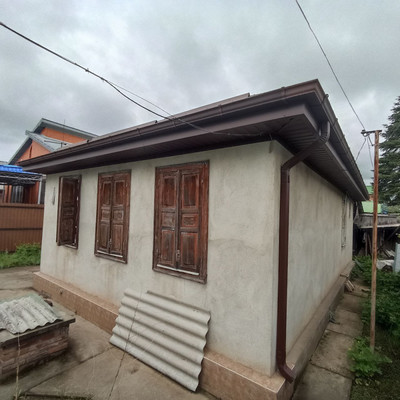 Арт. 103141811 Продам Дом в городе Майкопе, по улице Крестьянская. ДОМ общей площадью 48 кв.м, состоящий из трех комнат (10.6 кв.м.,14.4 кв.м.,7.7 кв.м.), кухни 7,3 кв.м и санузла 3,6 кв.м. В дом заведены все коммуникации свет, газ, вода(канализация ...