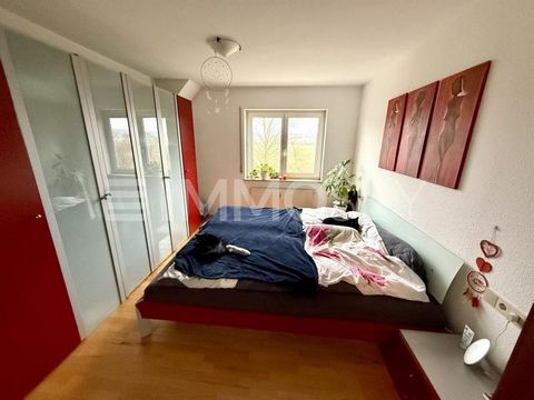 Diese charmante Maisonettewohnung bietet Ihnen mit ihren 4 Zimmern und einer Wohnfläche von ca. 92 m² eine ideale Kombination aus Komfort, Funktionalität und modernem Wohnambiente. Das im Jahr 1989 erbaute Mehrfamilienhaus wird von einem zuverlässige...