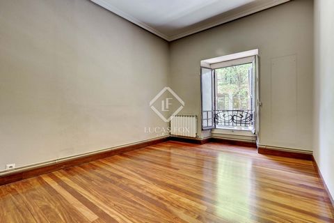 Lucas Fox presenta esta propiedad que no solo ofrece espacio y comodidad, sino que también brinda un estilo de vida excepcional, muy próximo al río Urumea, ideal para disfrutar de momentos de relajación y entretenimiento con vistas incomparables. La ...