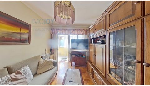 Apresentamos um apartamento T3 com enorme potencial, ideal para famílias ou investidores, situado à porta de Lisboa, junto à estação de metro da Pontinha. Com uma área bruta de 100 m², este imóvel destaca-se pela sua excelente localização e versatili...
