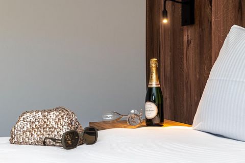 Nestled in the heart of the Belgian Ardennes, this spacious 3-bedroom villa offers a perfect blend of comfort, nature, and family-friendly design. Spanning 150 m², it’s an ideal retreat for up to 6 guests—whether you’re traveling with friends, extend...