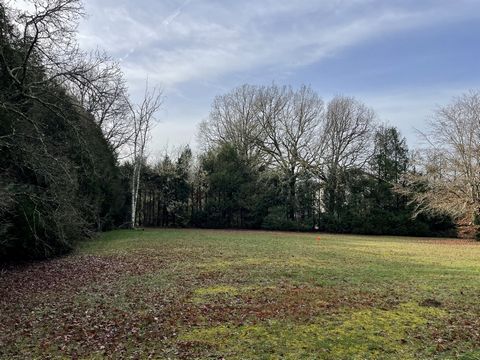 Beau terrain constructible de 1000m² à Solignac