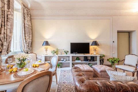 Niché au cœur du centre historique de Lucques, ce magnifique appartement allie avec brio grandeur du XVIIIe siècle et élégance moderne. Situé dans un prestigieux ancien palais de la Banque d'Italie, sur la paisible Via Mordini, la résidence est baign...