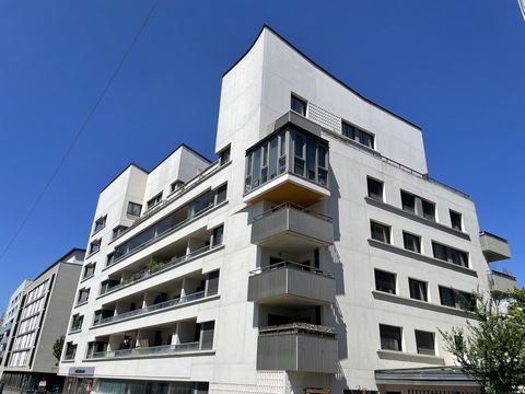 A découvrir, ce bel appartement 4 pièces de standing, idéalement distribué, situé dans une résidence récente et sécurisée, offrant confort, lumière et qualité de vie. D'une surface généreuse, il se compose de ; - Un séjour lumineux ouvrant sur un bal...