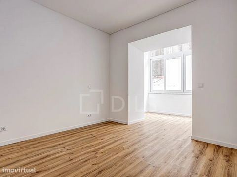 Apartamento T0 com 68 m2, terraço de 22 m2, situado em Arroios, em Lisboa. O apartamento é composto um uma cozinha totalmente equipada com despensa, quarto amplo com roupeiro e lavandaria. O bairro de Arroios é conhecido pela sua diversidade e alberg...