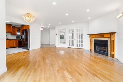 Prachtig en zonovergoten appartement in de gewilde gemeente Pierrefonds! Deze elegante accommodatie met 2 slaapkamers is voorzien van frisse verf, strakke nieuwe spots en een lichte, open indeling met een adembenemend uitzicht op het water. Geniet va...