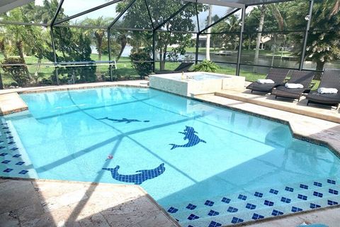 Welcome to Villa Endless Love! This fully equipped, south-facing holiday home is very centrally located in beautiful Cape Coral.