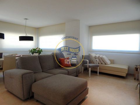 Exclusiva Vivienda Reformada en Albaida~~Descripción General: Descubre esta luminosa y excepcional vivienda, completamente reformada con materiales de alta gama. Distribuida en dos plantas, ofrece espacios amplios, funcionales y cuidadosamente diseña...