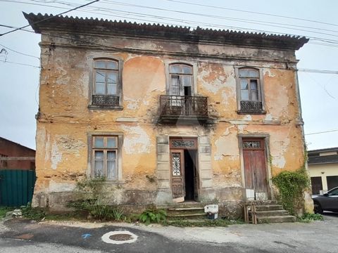 Moradia T5 de três pisos, para remodelação, situada em Sernada do Vouga, no concelho de Macinhata do Vouga, ideal para quem procura um projeto único num ambiente tranquilo e rodeado pela natureza. Com o Rio Vouga e a Ecopista do Vouga nas proximidade...