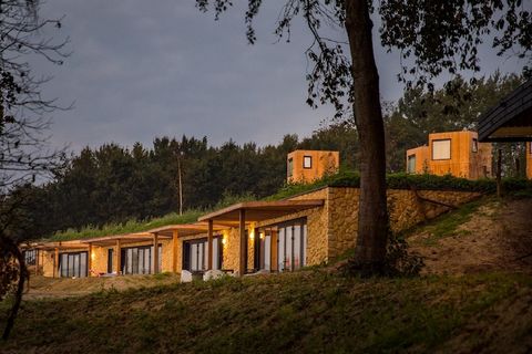 Welkom in uw serene oase op Resort Gulpen, een vredige, autovrije oase genesteld in de glooiende heuvels van Limburg. Deze moderne, gelijkvloerse lodge combineert een design met houten accenten met doordachte toegankelijkheidsvoorzieningen, waardoor ...