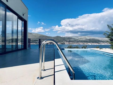 Moderne nieuwbouw villa met 4 slaapkamers en open terras met onvergetelijk uitzicht op zee. Exclusieve locatie in de buurt van Split – slechts 60 meter van de zee en niet ver van enkele van de mooiste stranden van Kroatië. Als dit aanbod niet aan uw ...
