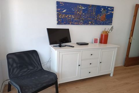 Disfrute de una estancia relajante en este encantador apartamento de 3 dormitorios, perfectamente ubicado a pocos pasos de la playa y del pintoresco paseo marítimo de Blanes. Con impresionantes vistas al mar y al puerto desde el balcón, este refugio ...