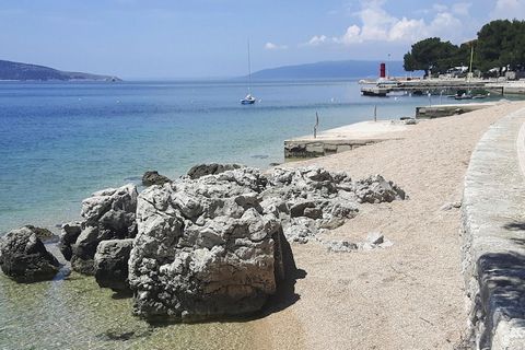 On a gentle slope, directly on a long pebble beach with a nudist area, a small marina and a newly built swimming pool, on a beautiful peninsula near Cres. The mobile homes are well and practically furnished and can accommodate up to 6 people. An anim...