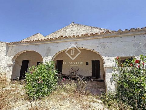 Lucas Fox presents this building with a two-story house, with a plot of six hectares and a total of 1,000 m² built with views of the countryside, located very close to the exclusive residential development of Coves Noves in the municipality of Es Mer...