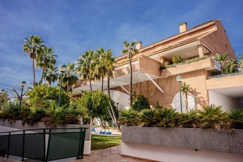**PRACHTIG HUIS IN CABO DE LAS HUERTAS!* ~~*Belangrijkste kenmerken:* ~- *Onovertroffen locatie* in Cabo de las Huertas, in een rustige en exclusieve urbanisatie. ~- *Onberispelijke staat*: bijna nieuw huis, er heeft nog niemand in gewoond! ~- *Uitzi...